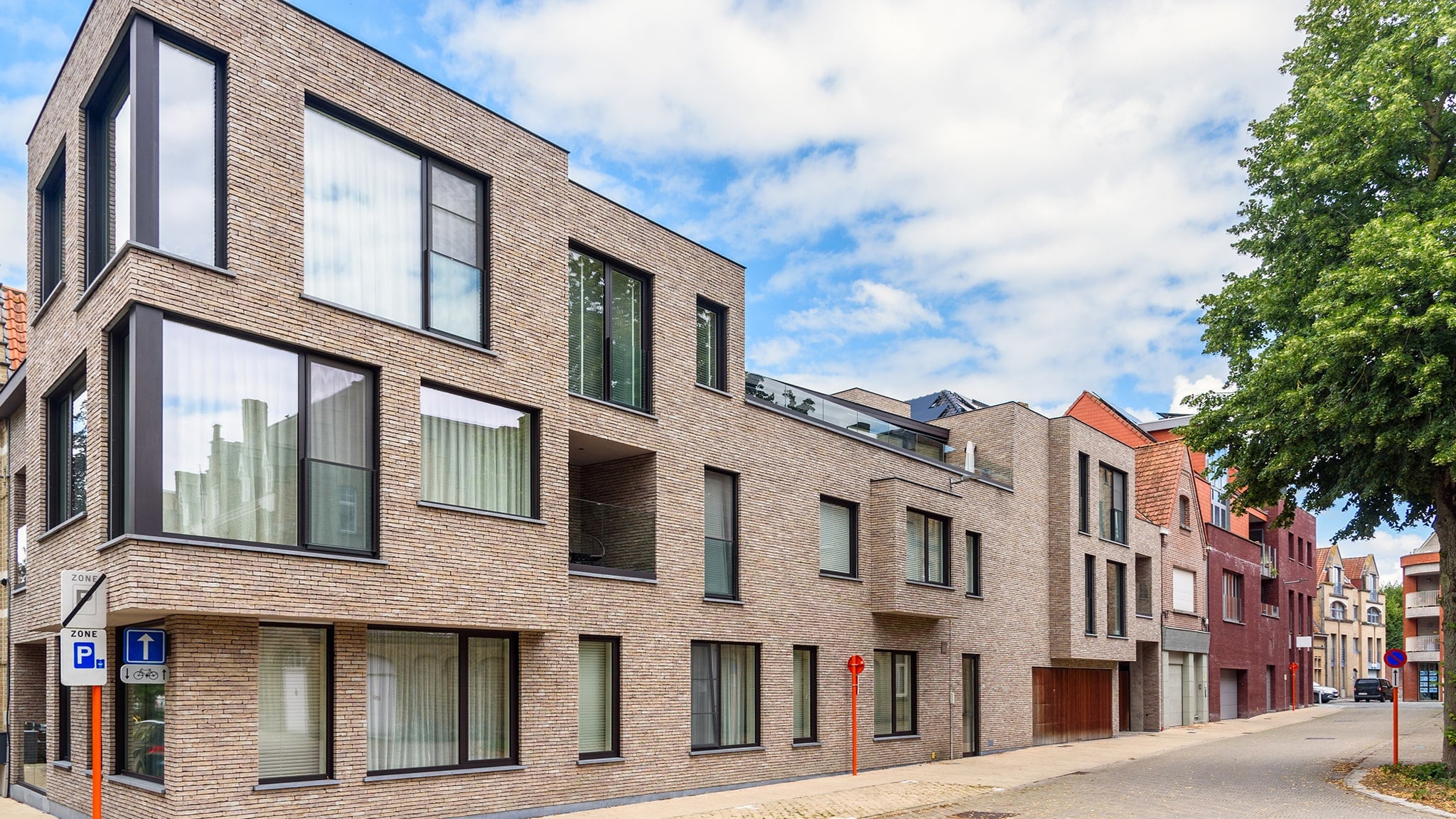 Strakke aluminium ramen in een modern appartementsgebouw in Genk