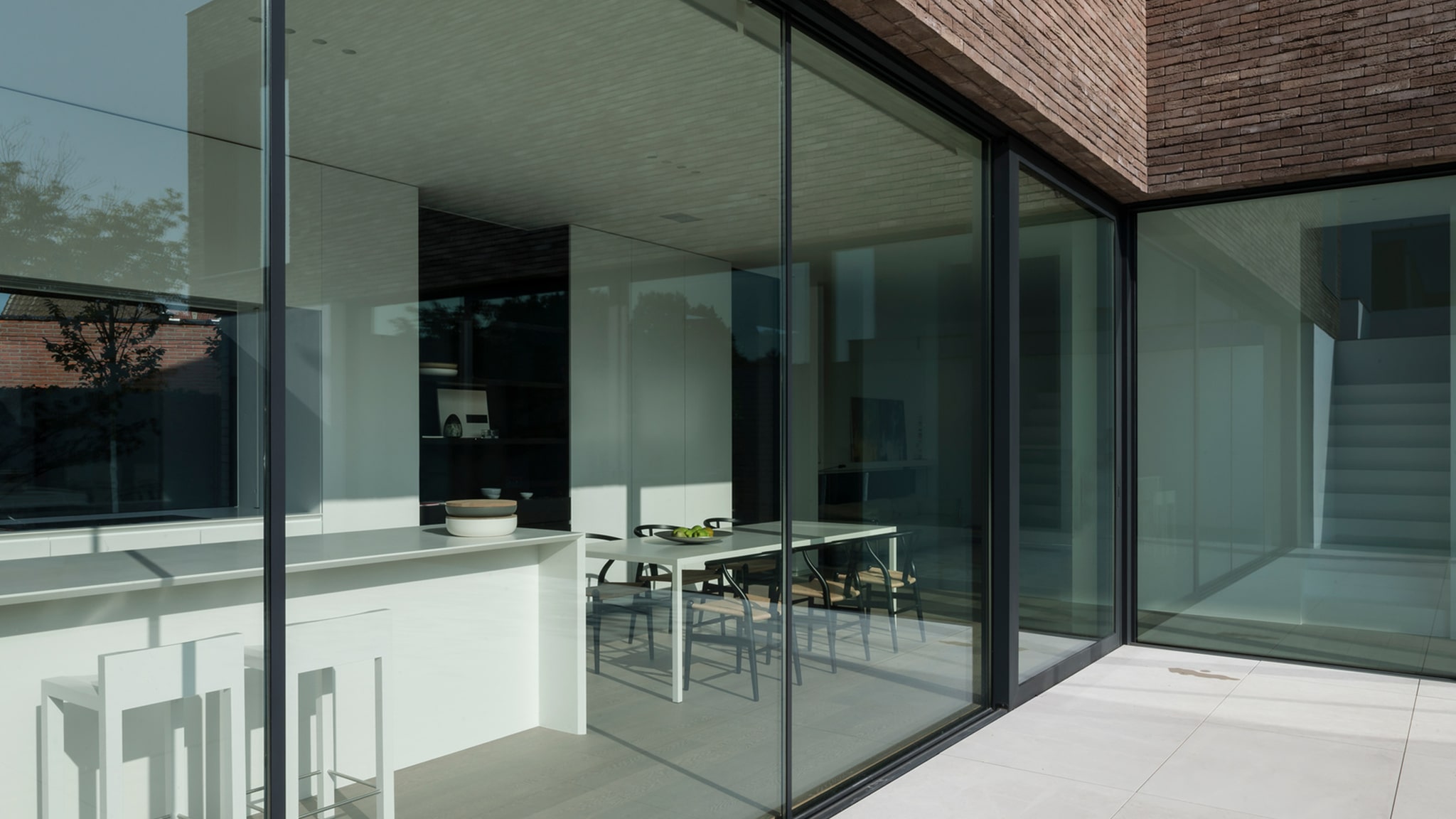 Grote aluminium schuiframen in een modern interieur in Genk